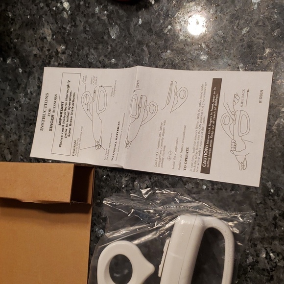 Singer White  Scissors - Picture 5 of 7